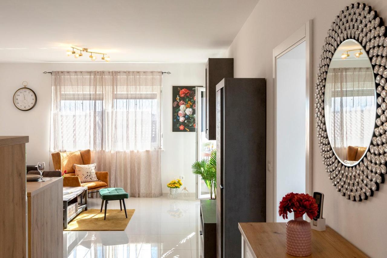 Sunny Island Apartment โตรกีร์ ภายนอก รูปภาพ